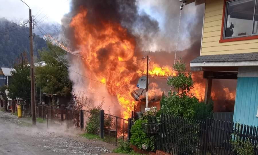 Tres damnificados deja incendio que consumió vivienda en Puerto Fuy