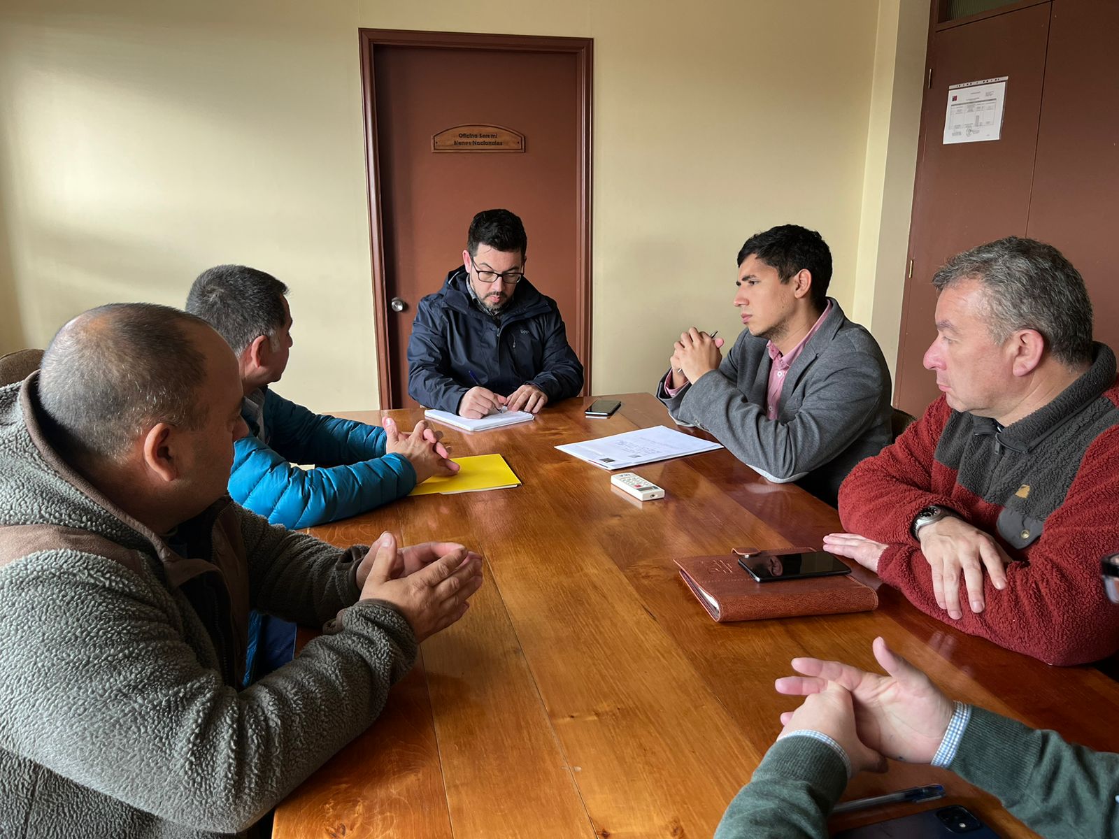 Bomberos de Coñaripe se reunieron con seremi de Bienes Nacionales