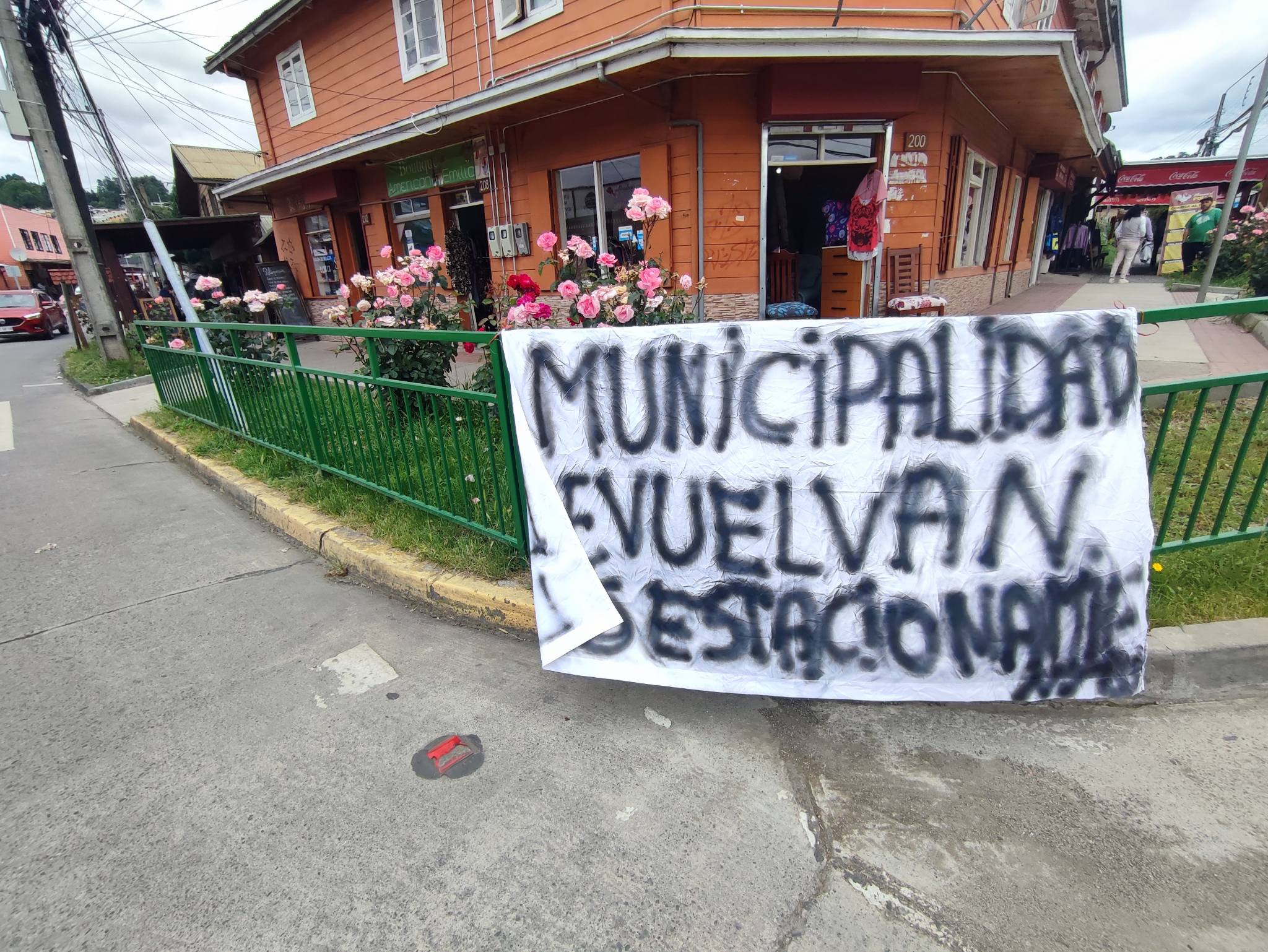 Comerciantes piden al municipio reconsiderar cambios de estacionamiento y descargas